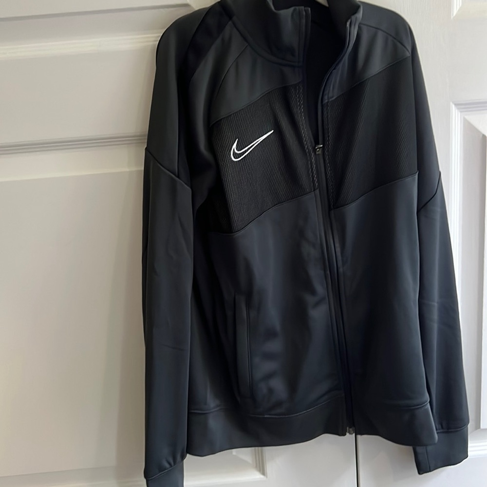 NWT. Nike zip up wind breaker